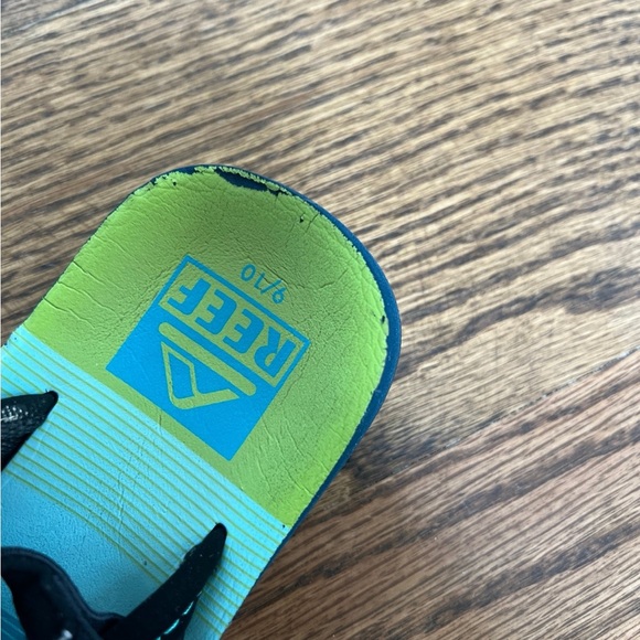 9/10 little kid reef flip flops - Picture 3 of 4